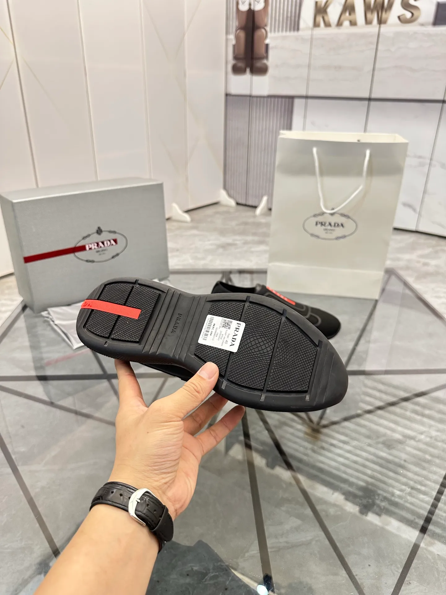 Men's shoes: 💰P460¥ High-end top quality Product trademark: Prada *"Prada*" low-top casual shoes Regular size: 38-45 (can be customized to 46) Product materials: imported original breathable fly knit upper, breathable lining, original outsole. No.: 001